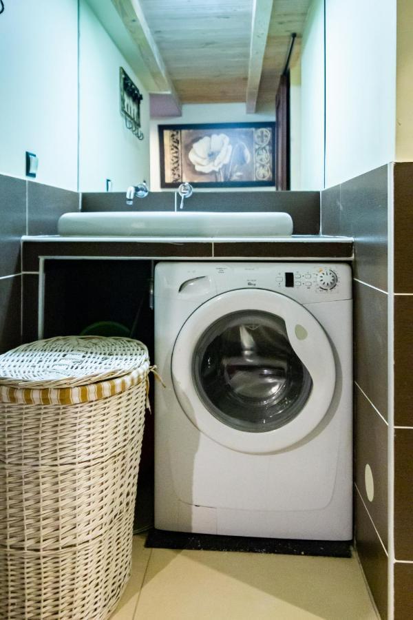 Lilly Apartment Main Train Station Old Town By The Castle Suites คราคูฟ ภายนอก รูปภาพ