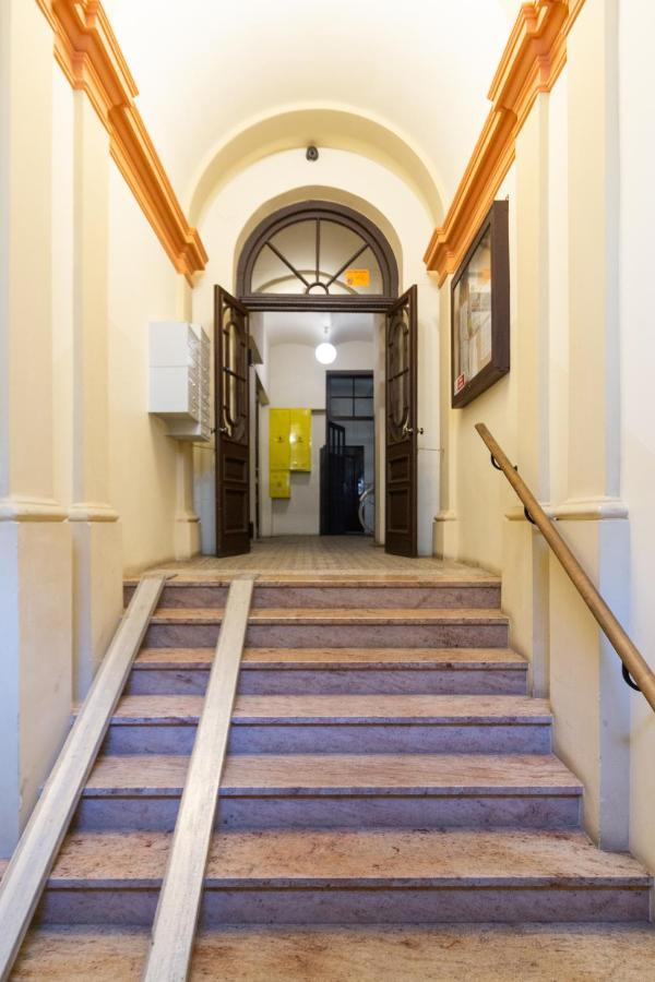 Lilly Apartment Main Train Station Old Town By The Castle Suites คราคูฟ ภายนอก รูปภาพ